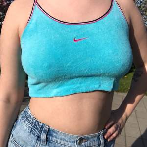 Turkos Nike crop top som jag sytt upp själv. Köpte den på loppis och kan tänka mig att den är ifrån tidigt 00 tal. Den är i något slags handdukstyg. Storlek S. Frakten ingår i priset:) 