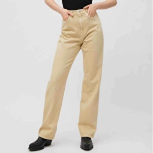  - Säljer mina jeans från Weekday i modellen rowe pga fel storlek. Använda endast en gång. Som nya! Frakt tillkommer⚡️