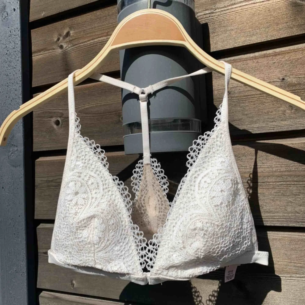 Säljer denna jättefina bralette top från Victoria Secret som aldrig används pga för liten för mig. ”Virkad” med knäppe i fram och justerbar i ryggen! 💖 Hör av dig vid frågor!. Toppar.