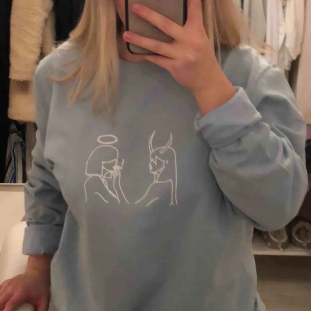 Snygg och unik sweatshirt från vårt UF Le Bleu. Vi har nu utförsäljning och 100kr rabatt! Köp idag för 249kr, frakt ingår🔥🔥🔥 finns i Ljusblå och i svart, storlekar S-XL. Finns endast ca 60 i hela världen så om du är ute efter nått unikt så slå till!. Tröjor & Koftor.