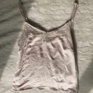 Only linne i stl. 38 - Jättefint puderrosa linne från märket Only! Säljes pga för stor storlek för mig. Men passar perfekt för någon som bär storleken S-M💘 Möts upp i centrala Stockholm, annars tillkommer frakt.⚡️ 