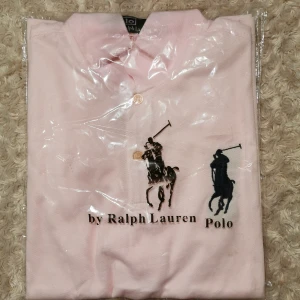 Ralph Lauren Polo Mesh Rosa - Polotröja i ljusrosa meshtyg från Ralph Lauren. Storlek M. Oanvänd. Pris diskuterbart. Skickas spårbart och alltid tvättad. 