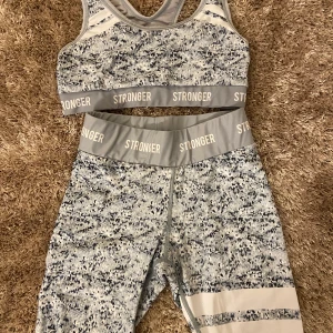 Träningskläder från stronger - Ett snyggt träningsset från stronger med sport-bh och byxor. Båda delar i storlek S. Köpt för 1000kr, säljer för 350! Frakt tillkommer🤍🖤