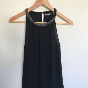 Linne med matt strass, ONLY - Linne i strl 36. Knappt använd, nyskick och jättefin. Skulle använt ute om jag gillade linnen. Sann i storlek, jag är ganska lång och har normalt 38 i överdel, men funkar eftersom jag har mindre byst. Köpare står för ev. frakt!