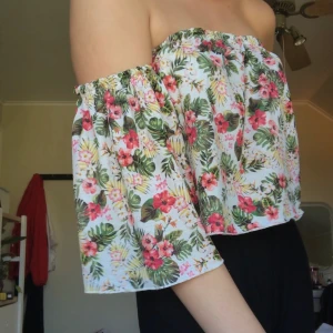 Off-shoulder Pull&bear - Sommrig tröja från pull-and bear. Fina färger, syns bäst på bild 1. Köpare står för ev frakt. Strl: 28 (Mexico)