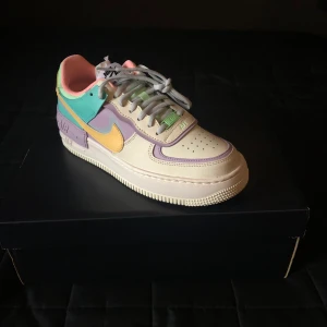 Air Force 1 Pale Ivory - DSWT, helt oanvända, köpta från Footish, storlek 40. Tar emot rimliga bud. Fler bilder går att ordna. EDIT: Högsta bud 2000kr