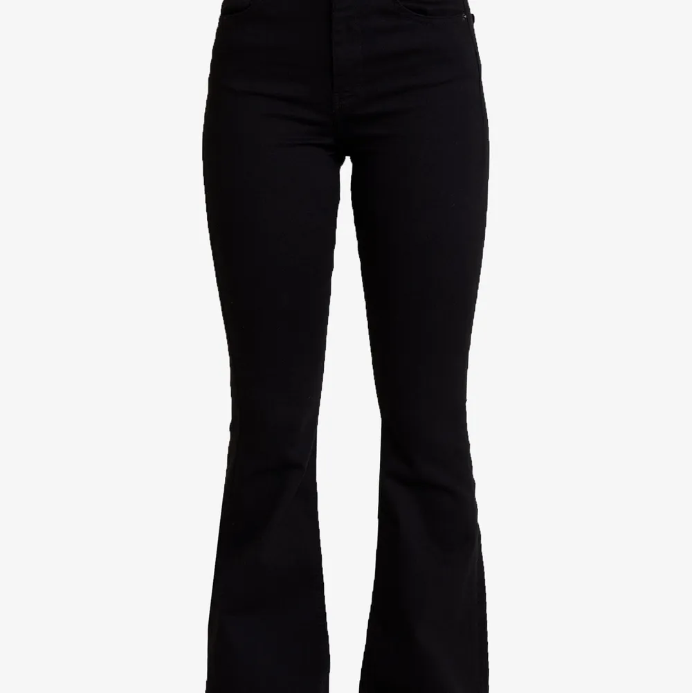 Absolut HELT nya bootcut jeans från Gina Tricot. Använda bara en gång. Storlek M på byxorna men de sitter som storlek S. ORGINALPRIS: 499kr (Kan mötas upp i Stockholm eller skicka de)<3. Jeans & Byxor.