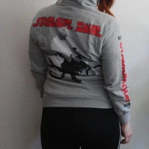 Justin Bieber hoddie XS - Grå hoddie stl XS. Justin Bieber Stadium Tour. I fin skick! Oversize. Jag på bilden är en M o den är ganska tight på mig. Frakt ca 66kr, skriv vid frågor! 