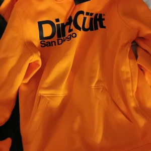 Dirt cult - Helt ny dirtcukt hoodie i storlek S beställd i killstorlek passar inte helker helt som jag vill, en Large, Medium, Small och xs kan ha den. Okej eftersom att det är massvis som är intresserade av den så tänkte jag att vi kör bud på den alltså från 300. 