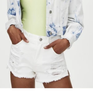 Shorts  - SVARTA shorts från pull and bear🐻 Distressed och oanvända! Strl 38 men funkar även för strl 36!