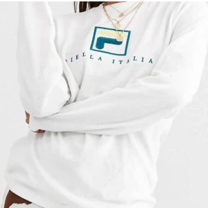 Fila sweatshirt  - Jättefin sweatshirt från fila köpt på ASOS i november.  Använd två gånger  och är i bra skick .🧚🏿🪐☁️