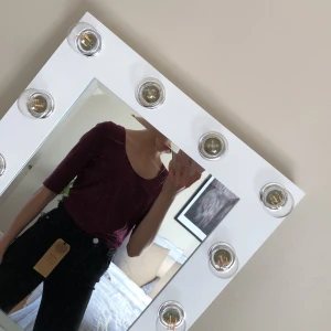 Filippa K•Topp - Säljer denna vinröda toppen med lite kortare ärmar!🖤Skitsnygg att stoppa in i byxor och den är från det fina märket Filippa K!!!💄 I fint men använt skick! Säljes för att den är för stor...