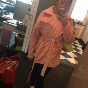  - Väldigt oversize rosa kappa! Väldigt skön material och är helt ny! Kappan är mellanlång! 