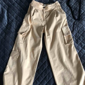  - Ett par cargobyxor från monki som jag beställde här från plick men var för stora (är vanligtvis en 34). Frakt tillkommer!