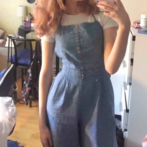  - Jumpsuit i jeanstyg med snörning runt hals och baktill Som ny! 🌟