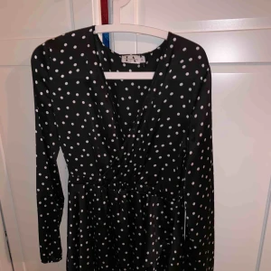  - Prickig klänning ifrån linn ahlborgs kollektion med nakd. I bra skick. Köparen står för frakt 