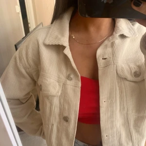 Beige jacka  - Säljer min beiga manchester jacka från Gina tricot, väldigt sparsamt använd 💖