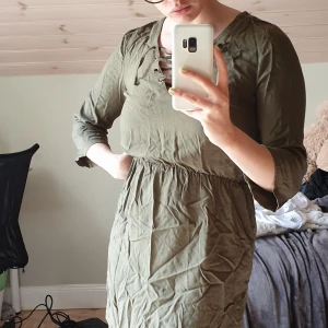 Klänning - Superfin klänning från h&m. Perfekt nu till sommaren. Behöver strykas. Frakt tillkommer i priset. Om fler bilder behövs så skriv. Storlek 36