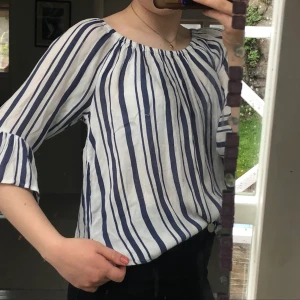 Vit/blå randig gullig blus i storlek XS - Supersöt blus i blå/vit randigt tunt (inte genomskinligt) material i storlek XS från Cubus. Frakten rä inräknad u priset!!🌸🌸