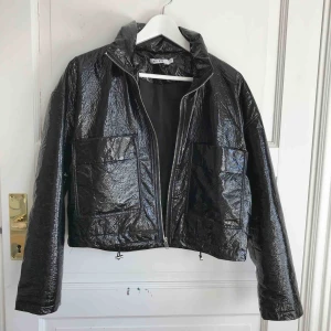 Lackjacka från NA-KD - Lackjacka från NA-KD i nytt skick! Stora fickor på framsidan. Hör av dig om du är intresserad!