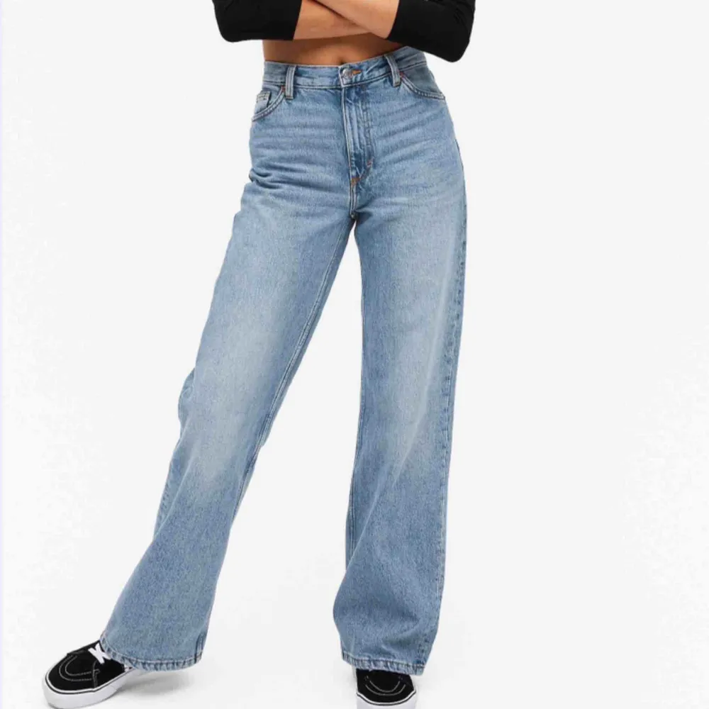 Säljer dessa populära vida jeans från Monki. Jättefint skick, köpta här på Plick men tyvärr lite små för mig🌺 skriv för fler bilder . Jeans & Byxor.
