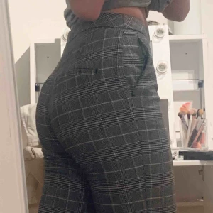  - Skit snygga och sköna kostymbyxor från hm. Slutsålda. Strl 32 men passar 34, super sparsamt använda. (Frakt ingår)