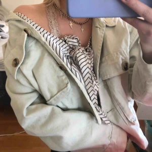  - En ljusgrön jeans jacka med stora knappar. En av mina vagga jackor förra sommaren! Den är super glad enkel och passar å snabbt ta på sig för å puffa upp en outfit! Riktigt sommar plagg🌼🤩☺️☺️🌼🥳
