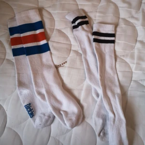Höga strumpor!  - Dickies strumpor och monkistrumpor! Slutat strax under knäna. Passar strl 38-41. Dickies: 50 kr Monki: 30 kr 