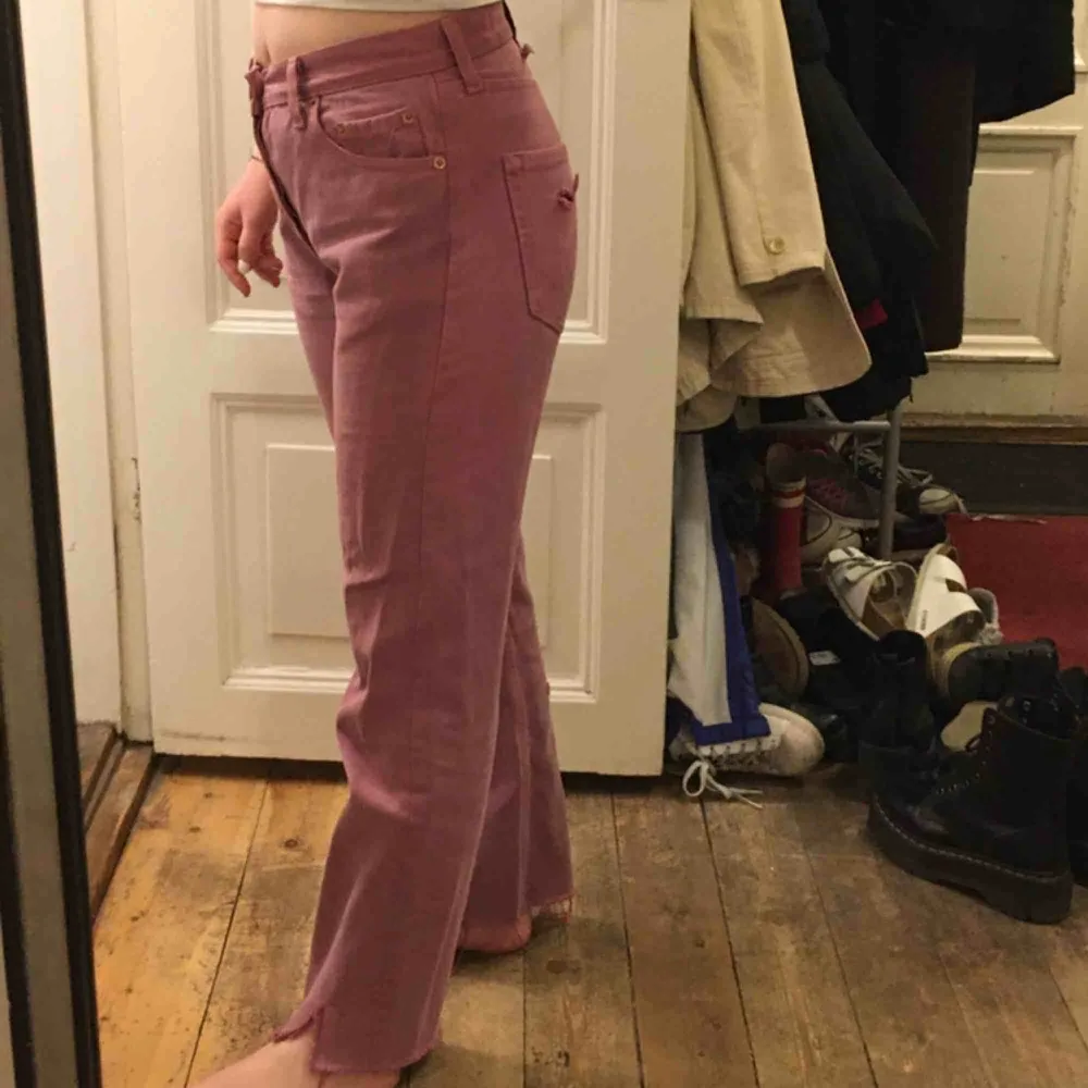 Lila Levi’s 501. Ingen storlek men passar mig som är en s/m. Jag är 160cm. Byxorna är snyggt slitna. Liten vit fläck på högra låret men kan nog gå bort i tvätten. Märkes-lappen på rumpan är även trasig men annars är byxorna i gott skick.. Farkut & Housut.