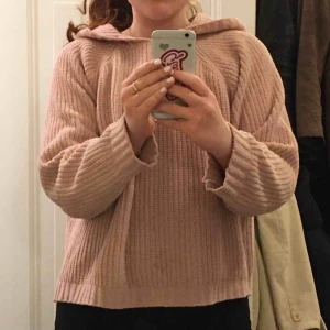  - Jättefin rosa stickad tröja med luva från Bershka. Gott skick! Sparsamt använd. Möts i innerstan/köparen står för frakt.🌷