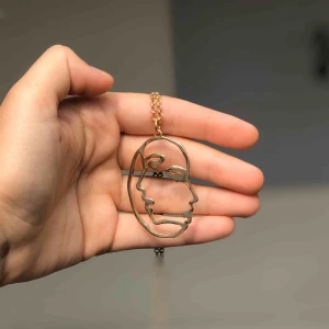  - Ett superfint halsband med en tunn guldkedja! 