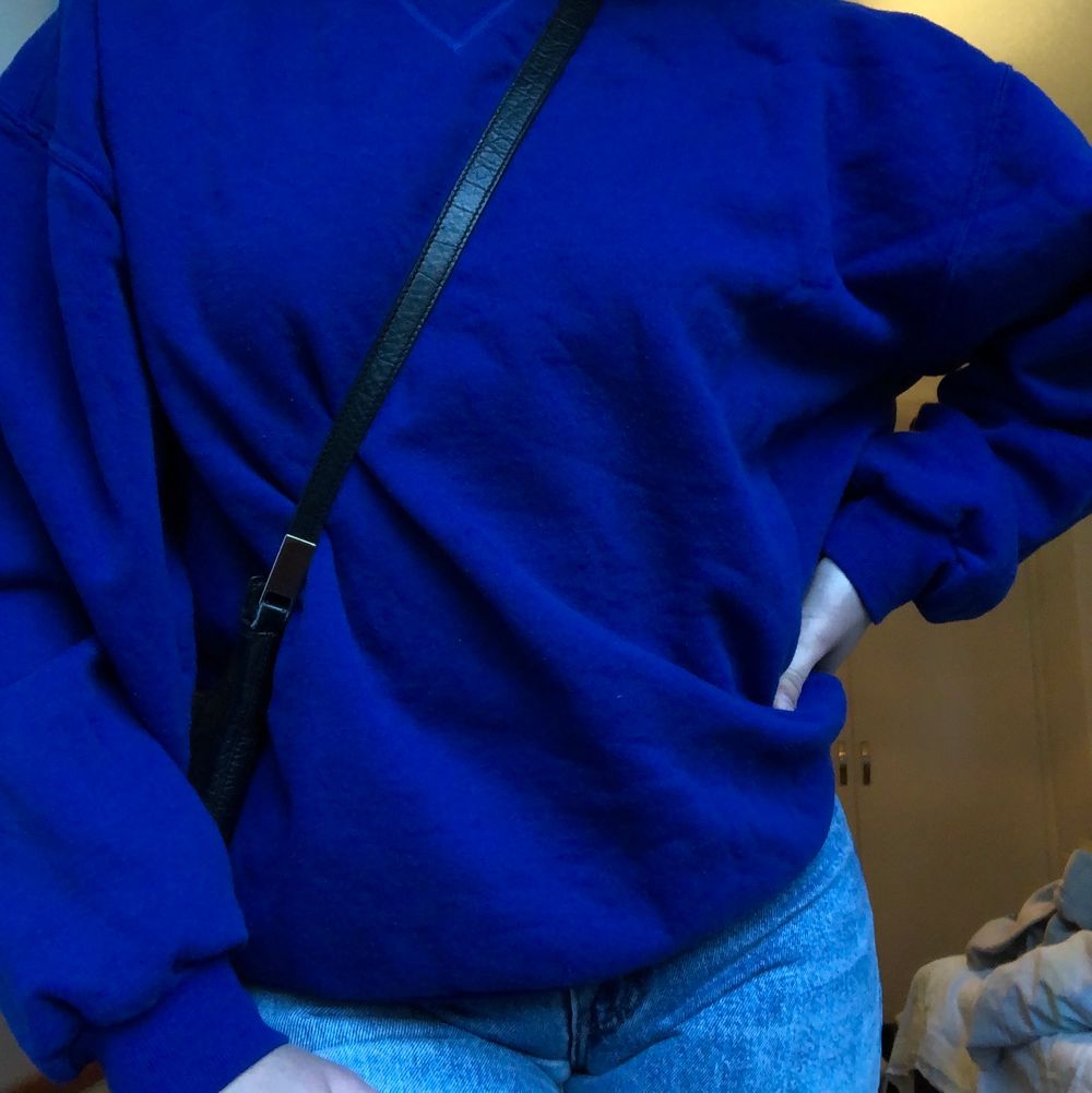 Jättefin och skön marinblå hoodie, stor och jättemysig och passar till alla outfits!! Om du bor i göteborgstrakten möts jag gärna upp, annars står köparen för frakten:))). Tröjor & Koftor.
