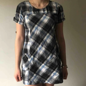  - Jättefin miniklänning från Indiska! På bilden sitter den på en som är 171 cm. Lite glittrigt tyg ✨