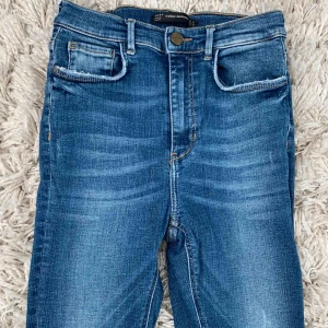  - Blåa jeans från zara med fin slits.  Frakt tillkommer!