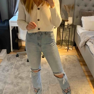  - Ett par ljusblåa jeans som är från NAKD i storlek XS💕 Längst ner är det blommar som är broderat tror jag🤪 kunden betalar för frakten