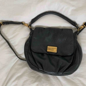  - Äkta väska från Marc Jacobs. Inköpt 2015. Väl använd men fortfarande i fint skick, där av priset😄 köparen står för frakten!🤗🕺💘