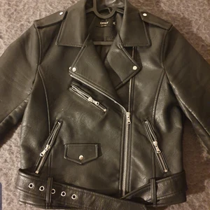 Skinnjacka strl 34 - Jätte snygg sommar skinnjacka i läder imitation. Säljes då de tyvärr inte passar mig längre! 🥰