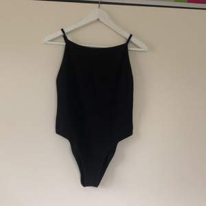 En svart body från Zara som även kan användas som baddräkt, one size. Använd två gånger. Frakt tillkommer.