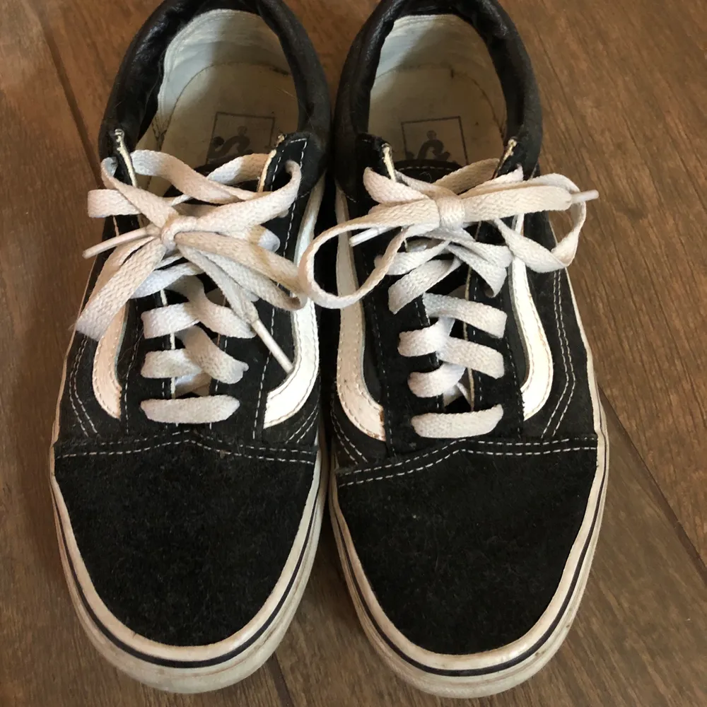 säljer mina vans oldskool då dem inte kommer till användning längre. lite smutsiga men går säkert bort i tvätten, annars i väldigt bra skick! köparen står för frakt (92kr) eller så möts vi upp i jönköping:). Skor.