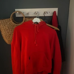 Röd hoodie från weekday - Storlek s, tvättat några gånger