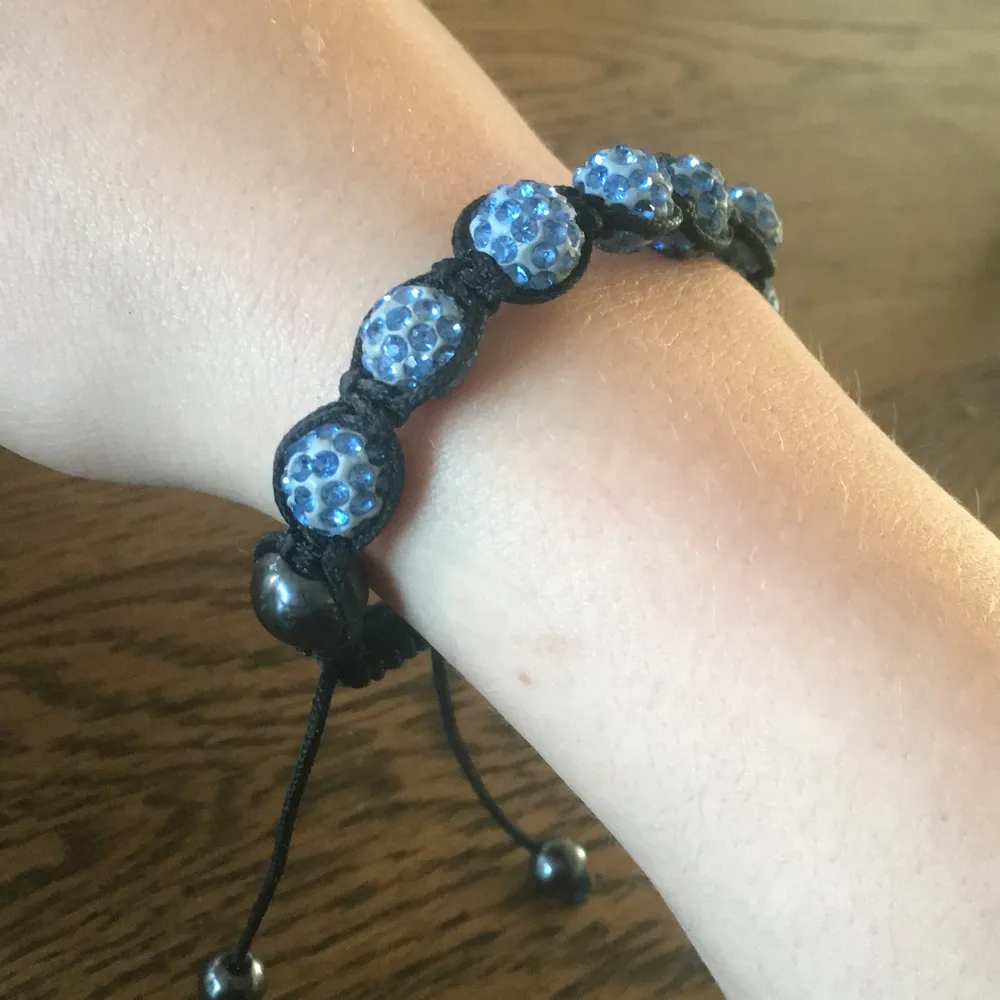 Black and blue extendable bracelet. 70kr for buying and shipping. Text for details and questions.. Accessoarer.