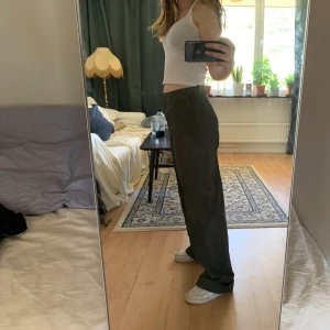 Baggy byxa - Grå/gröna supersköna baggy vintagebyxor. Lite prassligt material men inte så det låter när man går. Lite stora i midjan för mig, men det är kardborre i gylfen som är lätt att flytta om man vill ställa om i midjan :-) Vikta nertill!