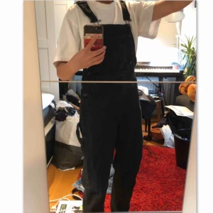  - Superschyssta svarta hängselbyxor från monki. Toppen skick, men säljer pga att de tyvärr inte kommit till användning. Möts i Stockholm, annars står köparen för frakt 📦  