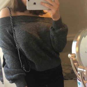  - Grå stickad off shoulder tröja! Super mjuk och skön! använd få tal gånger! super snygg!❤️
