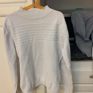 Vit stickad tröja  - Vit stickad tröja i fint skick 