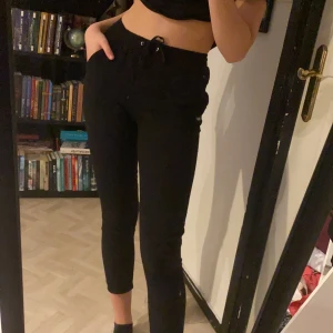 Sköna byxor - Svarta sköna byxor. Tunt och mjukt material. Storlek 34 så sitter tight på mig som vanligtvis har 36. Jag är 172 så de blir ganska korta på mig. Köpta på Cubus. Frakt tillkommer.