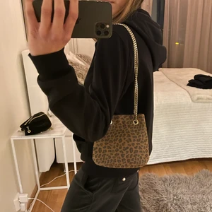 Väska!! - Säljer dessa två väskor, de är precis likadana bara i olika färger. Nyskick💞 Säljer båda för 100 kr. Kan både mötas upp och frakta