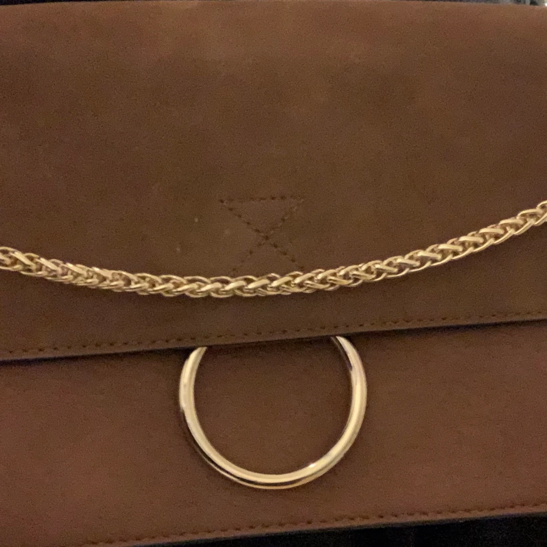 Brun mockaväska med gulddetaljer  - 91