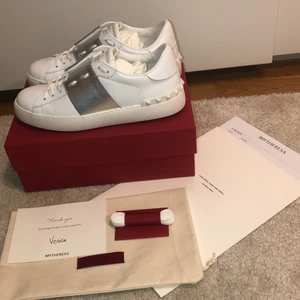 Helt nya äkta Valentino sneakers!  - Äkta Valentino sneakers som endast är testade en gång! Köpta på Mytheresa för en vecka sedan och kostar lite att skicka tillbaka dem + att det var krångligt så tänkte sälja här istället! Orginalpris: ca 5500kr, mitt pris: 3600kr! Köpte dem på rea för ca 4000kr inklusive extra avgifter vid uthämtning mm 💕 Säljer då jag precis hittade ett par andra jag hellre vill köpa;)                                                                                                                                   