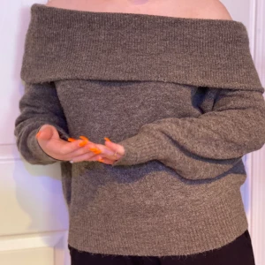 Brun offshoulder tröja stickad  - Brun offshoulder tröja från H&M. Jättemjuk och sitter snyggt! Funkar både som S och M. Köparen står för frakten! 🥰
